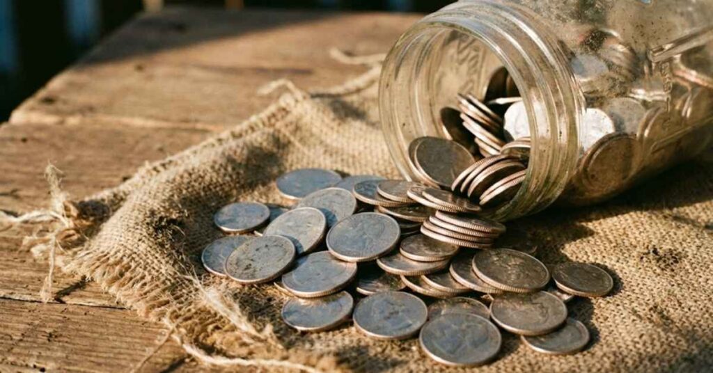 Why That Dull Silver Coin In Your Change Jar Might Be Worth $5,000 Today 2 A pile of silver and copper coins showing the difference in edge composition.